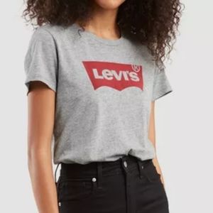 NWT Classic logo Levi's s/s shirt.